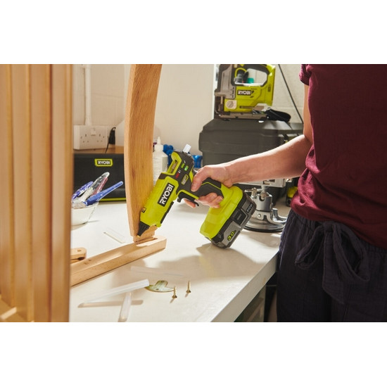 ONE + / Термоклеевой пистолет RYOBI RGL18-0