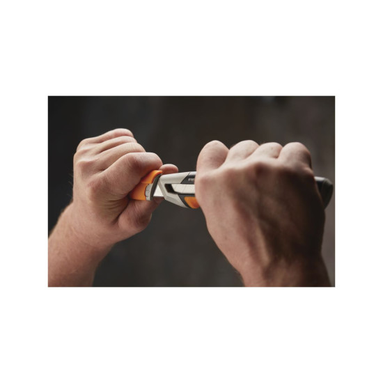 Нож с выдвижным, сменным лезвием18мм CarbonMax FISKARS Нож с выдвижным, сменным лезвием18мм CarbonMax FISKARS