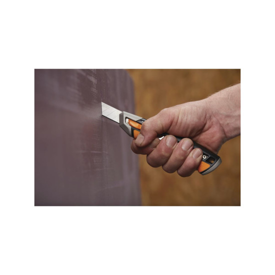 Нож с выдвижным, сменным лезвием18мм CarbonMax FISKARS Нож с выдвижным, сменным лезвием18мм CarbonMax FISKARS