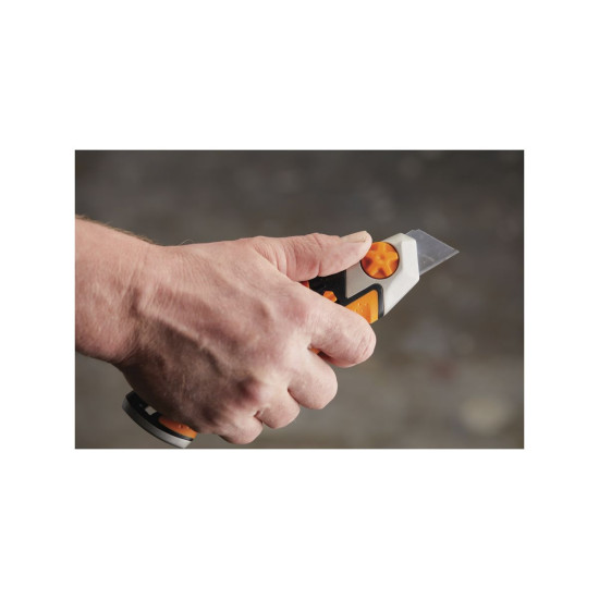 Нож с выдвижным, сменным лезвием 25мм CarbonMax FISKARS Нож с выдвижным, сменным лезвием 25мм CarbonMax FISKARS