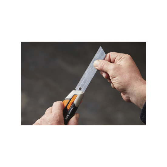 Нож с выдвижным, сменным лезвием 25мм CarbonMax FISKARS Нож с выдвижным, сменным лезвием 25мм CarbonMax FISKARS