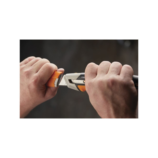 Нож с выдвижным, сменным лезвием 25мм CarbonMax FISKARS Нож с выдвижным, сменным лезвием 25мм CarbonMax FISKARS