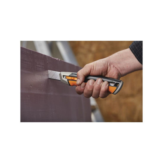 Нож с выдвижным, сменным лезвием 25мм CarbonMax FISKARS Нож с выдвижным, сменным лезвием 25мм CarbonMax FISKARS