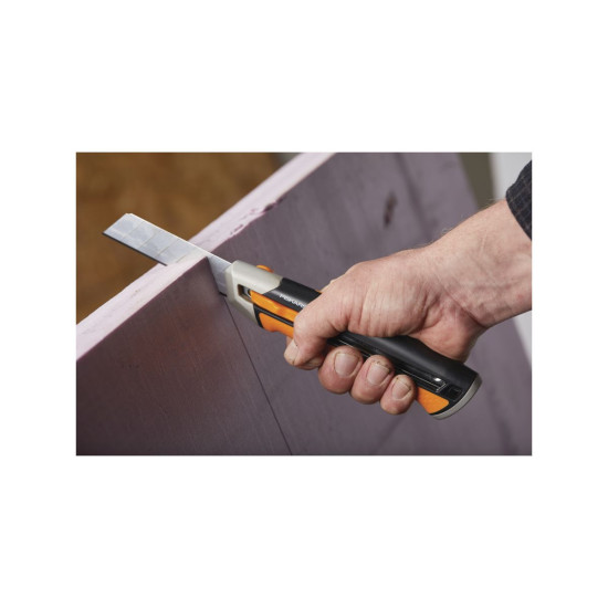 Нож с выдвижным, сменным лезвием 25мм CarbonMax FISKARS Нож с выдвижным, сменным лезвием 25мм CarbonMax FISKARS