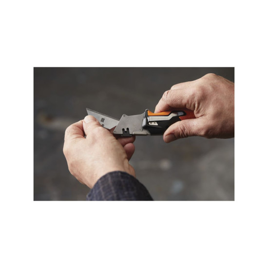 Нож строительный складной, со сменным лезвием CarbonMax FISKARS Нож строительный складной, со сменным лезвием CarbonMax FISKARS