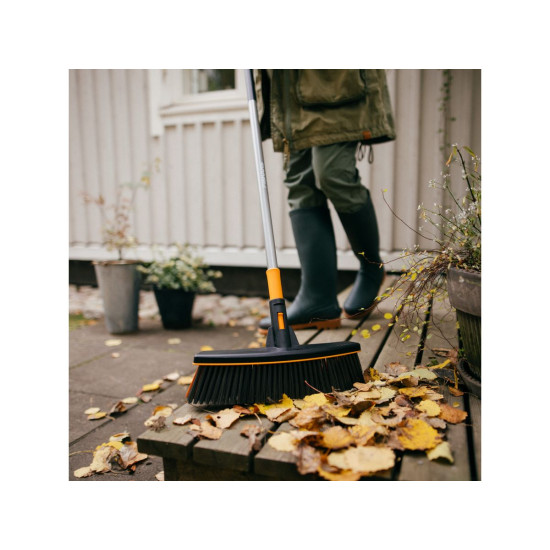 Метла эргономичная FISKARS Метла эргономичная FISKARS